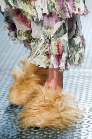 Furry Road: 10 nem mindennapi lábbeli a 2015-ös kifutókról - Stílusiskola -  - cipő, divat, lábbeli, szőr, szőrme, trend, 