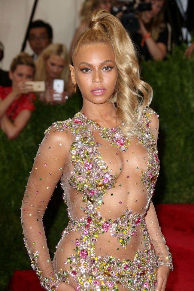 15 vörös szőnyeges ruha, amik beleégtek a tudatunkba - Celebrity -  - belépő, beyonce, celebrity, red carpet, rihanna, ruha, vonulás, 