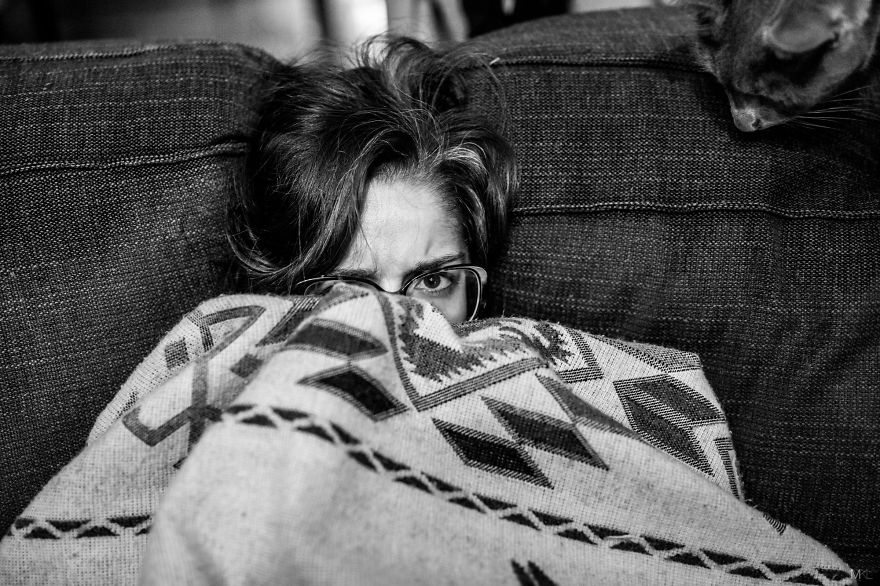 Fotósorozat a lányról, aki nem hagyja, hogy lencsevégre kapják - STYLENEWS - Kultúr-kitérő - érdekességek, fotósorozat, lány, 