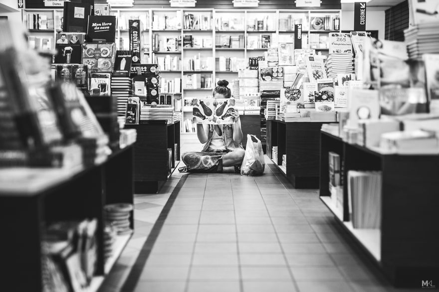 Fotósorozat a lányról, aki nem hagyja, hogy lencsevégre kapják - STYLENEWS - Kultúr-kitérő - érdekességek, fotósorozat, lány, 