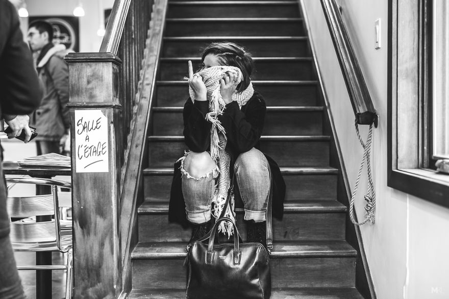 Fotósorozat a lányról, aki nem hagyja, hogy lencsevégre kapják - STYLENEWS - Kultúr-kitérő - érdekességek, fotósorozat, lány, 