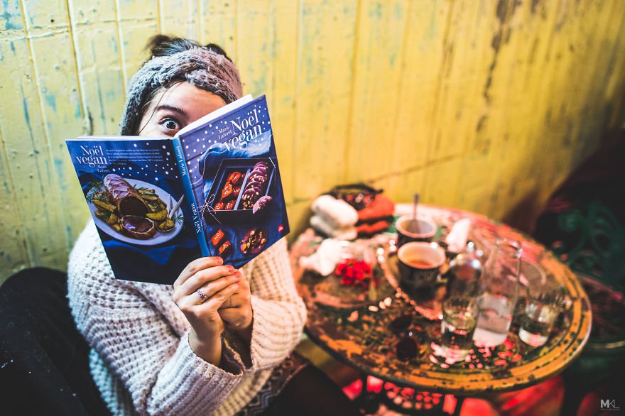 Fotósorozat a lányról, aki nem hagyja, hogy lencsevégre kapják - STYLENEWS - Kultúr-kitérő - érdekességek, fotósorozat, lány, 