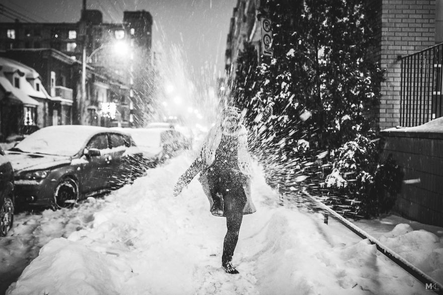 Fotósorozat a lányról, aki nem hagyja, hogy lencsevégre kapják - STYLENEWS - Kultúr-kitérő - érdekességek, fotósorozat, lány, 