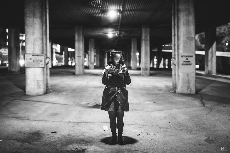 Fotósorozat a lányról, aki nem hagyja, hogy lencsevégre kapják - STYLENEWS - Kultúr-kitérő - érdekességek, fotósorozat, lány, 