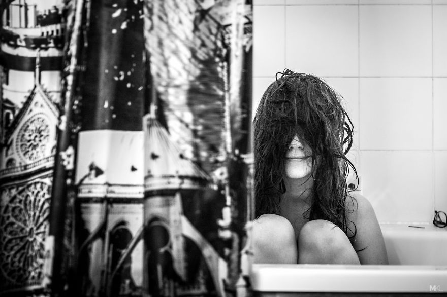 Fotósorozat a lányról, aki nem hagyja, hogy lencsevégre kapják - STYLENEWS - Kultúr-kitérő - érdekességek, fotósorozat, lány, 