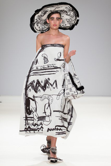 Londonban filctollal rajzolták össze a ruhákat - Stílusiskola -  - divat, fashion week, london, london fashion week 2016, runway, trend, 