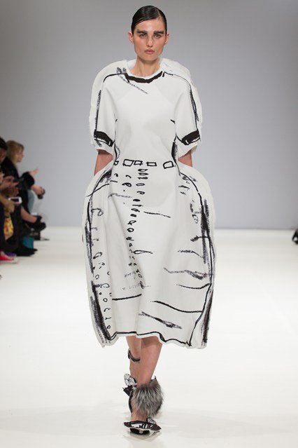 Londonban filctollal rajzolták össze a ruhákat - Stílusiskola -  - divat, fashion week, london, london fashion week 2016, runway, trend, 