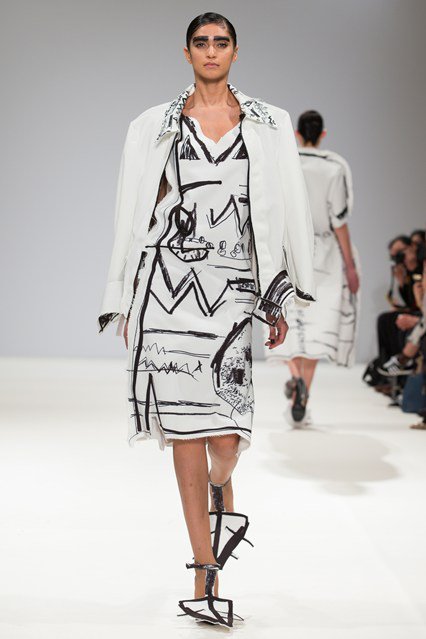 Londonban filctollal rajzolták össze a ruhákat - Stílusiskola -  - divat, fashion week, london, london fashion week 2016, runway, trend, 