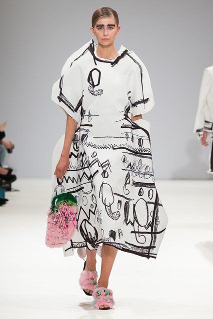 Londonban filctollal rajzolták össze a ruhákat - Stílusiskola -  - divat, fashion week, london, london fashion week 2016, runway, trend, 