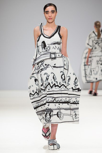 Londonban filctollal rajzolták össze a ruhákat - Stílusiskola -  - divat, fashion week, london, london fashion week 2016, runway, trend, 
