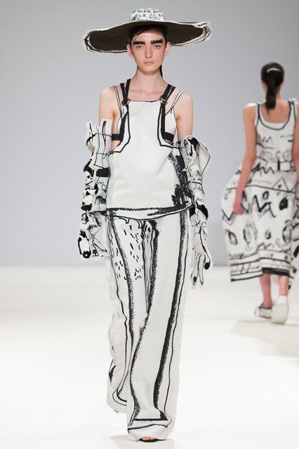 Londonban filctollal rajzolták össze a ruhákat - Stílusiskola -  - divat, fashion week, london, london fashion week 2016, runway, trend, 