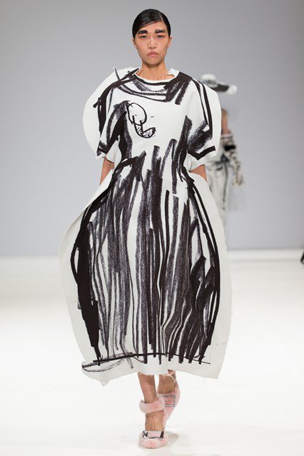 Londonban filctollal rajzolták össze a ruhákat - Stílusiskola -  - divat, fashion week, london, london fashion week 2016, runway, trend, 