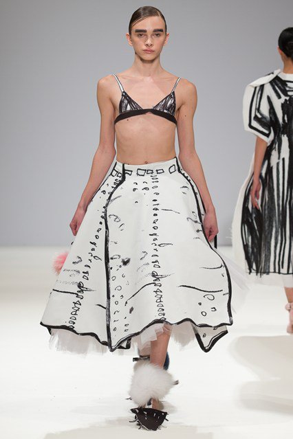 Londonban filctollal rajzolták össze a ruhákat - Stílusiskola -  - divat, fashion week, london, london fashion week 2016, runway, trend, 