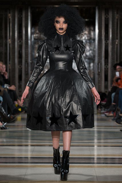 Londonban filctollal rajzolták össze a ruhákat - Stílusiskola -  - divat, fashion week, london, london fashion week 2016, runway, trend, 
