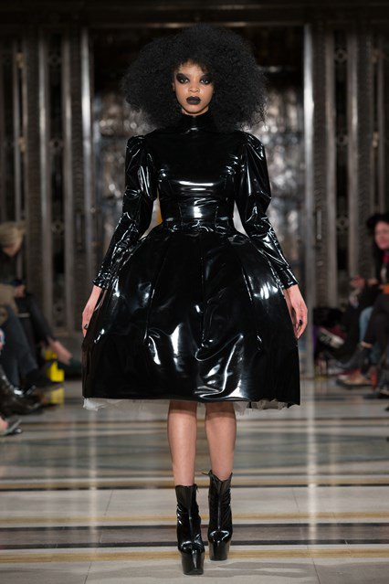 Londonban filctollal rajzolták össze a ruhákat - Stílusiskola -  - divat, fashion week, london, london fashion week 2016, runway, trend, 