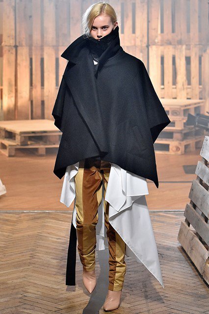 Londonban filctollal rajzolták össze a ruhákat - Stílusiskola -  - divat, fashion week, london, london fashion week 2016, runway, trend, 