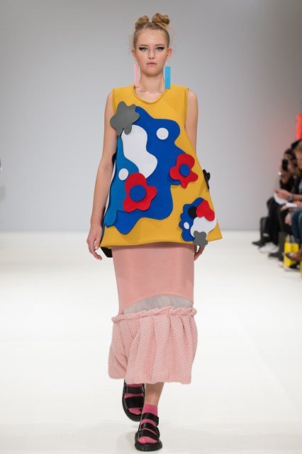 Londonban filctollal rajzolták össze a ruhákat - Stílusiskola -  - divat, fashion week, london, london fashion week 2016, runway, trend, 