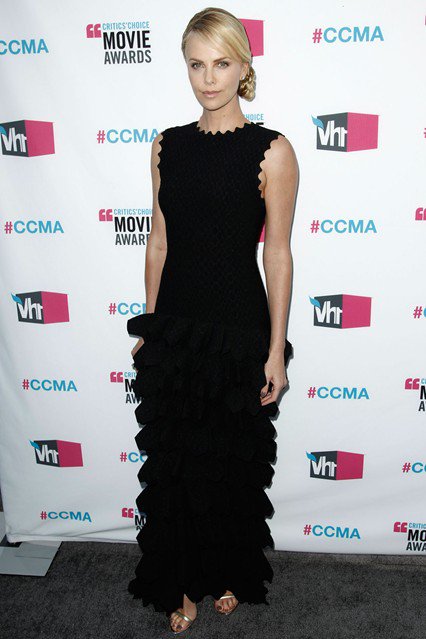 A nő, aki állandó - Charlize Theron stílusevolúció - Stílusiskola - Celebrity - 