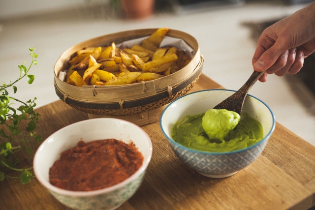 Rusztikus sült burgonya két szósszal (vegán) - STYLELIFE - Gasztronómia - friss receptek, rimóczi zsófia, vegán, 