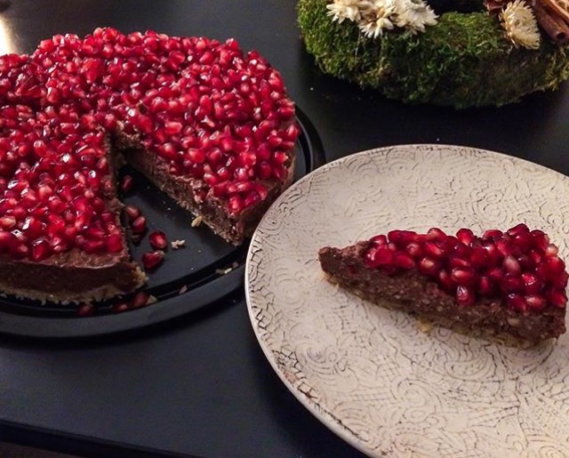 Nyers, vegán gluténmentes gránátalmás csokitorta recept (videóval) - STYLELIFE - Gasztronómia - csokitorta, friss receptek, gasztronómia, gránátalma, vegán, 