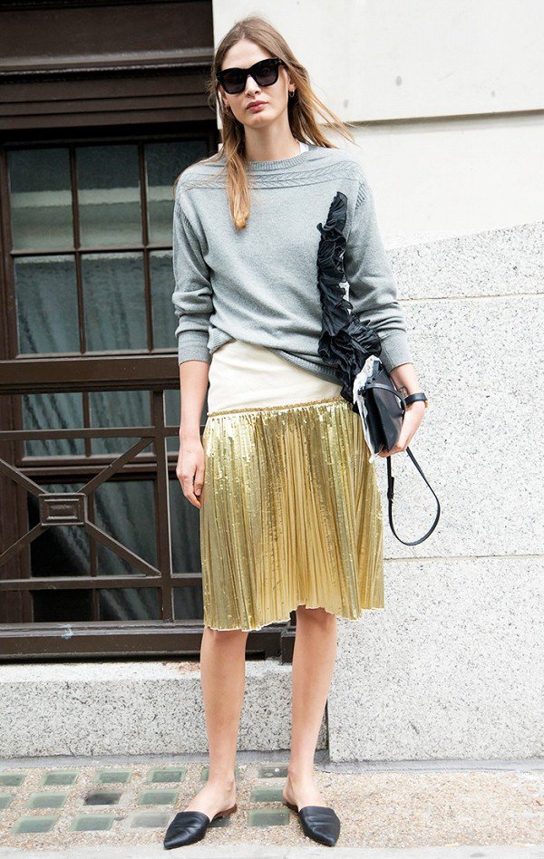 6 ok, amiért szükséged van egy metálos csillogású midi skirt-re - DIVAT&STÍLUS - Stílusiskola - divat, midi skirt, stílus, tavaszi divat, 