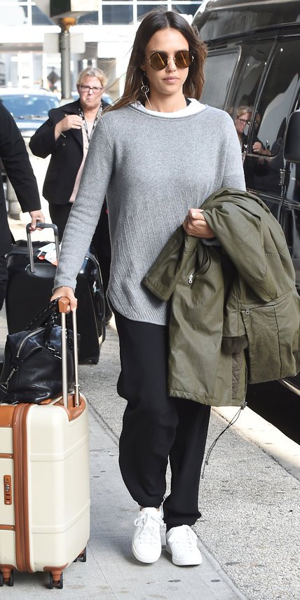 Stílusiskola: Mit és mit ne viselj egy repülőútra - DIVAT&STÍLUS - Stílusiskola - divat, júniusra ajánljuk, nyári divat, outfit, reptér, stílus, 