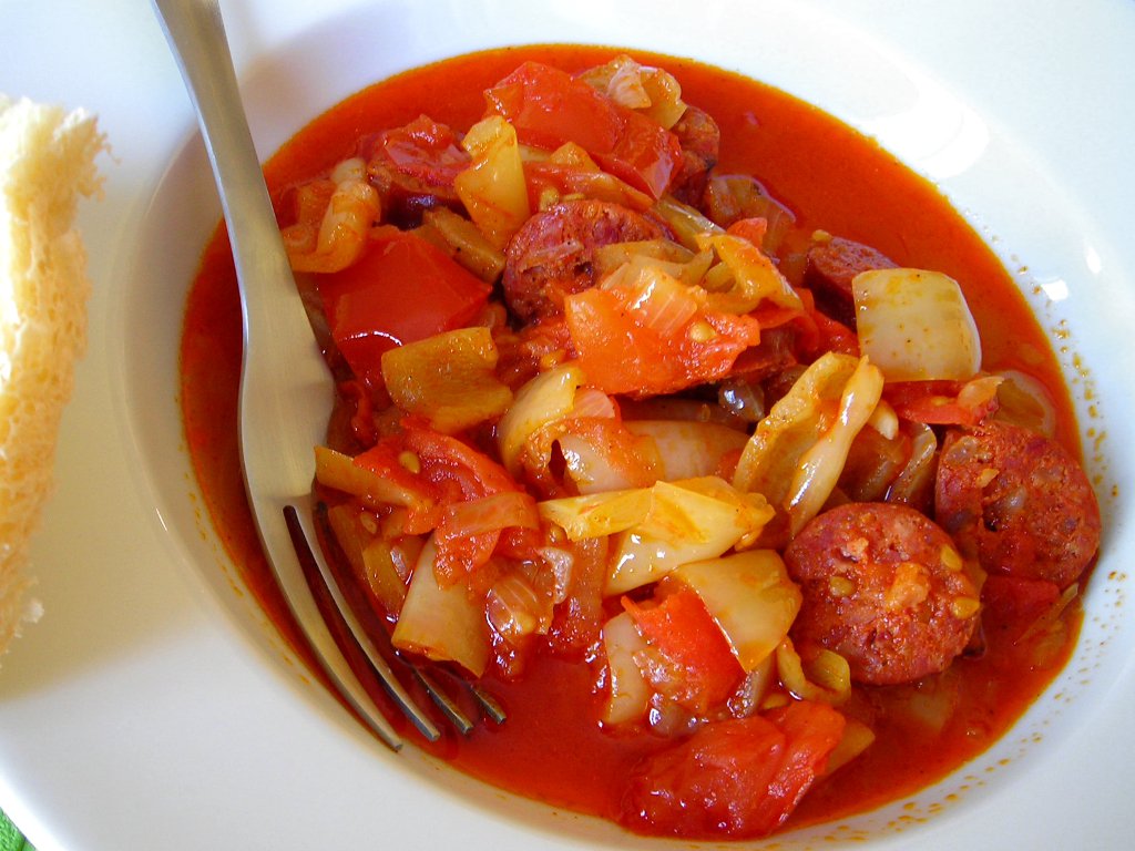 8 étel, amiket el kell tudnod készíteni, mire 30 leszel - Gasztronómia -  - lecsó, paprikás csirke, paradicsomos tészta, rántott hús, rántotta, 