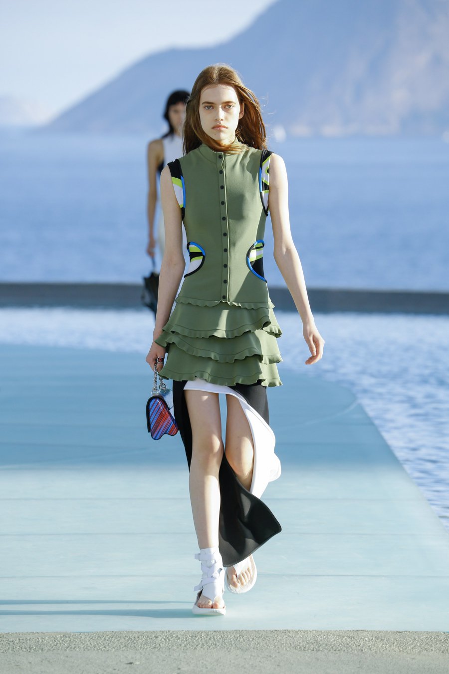 Lélegzetelállító helyszín, 500 vendég, élénk színek - Bemutatták a Louis Vuitton új kollekcióját - DIVAT&STÍLUS - Stílusiskola - divatbemutató, Louis Vuitton, LVCruise, nyári divat, 