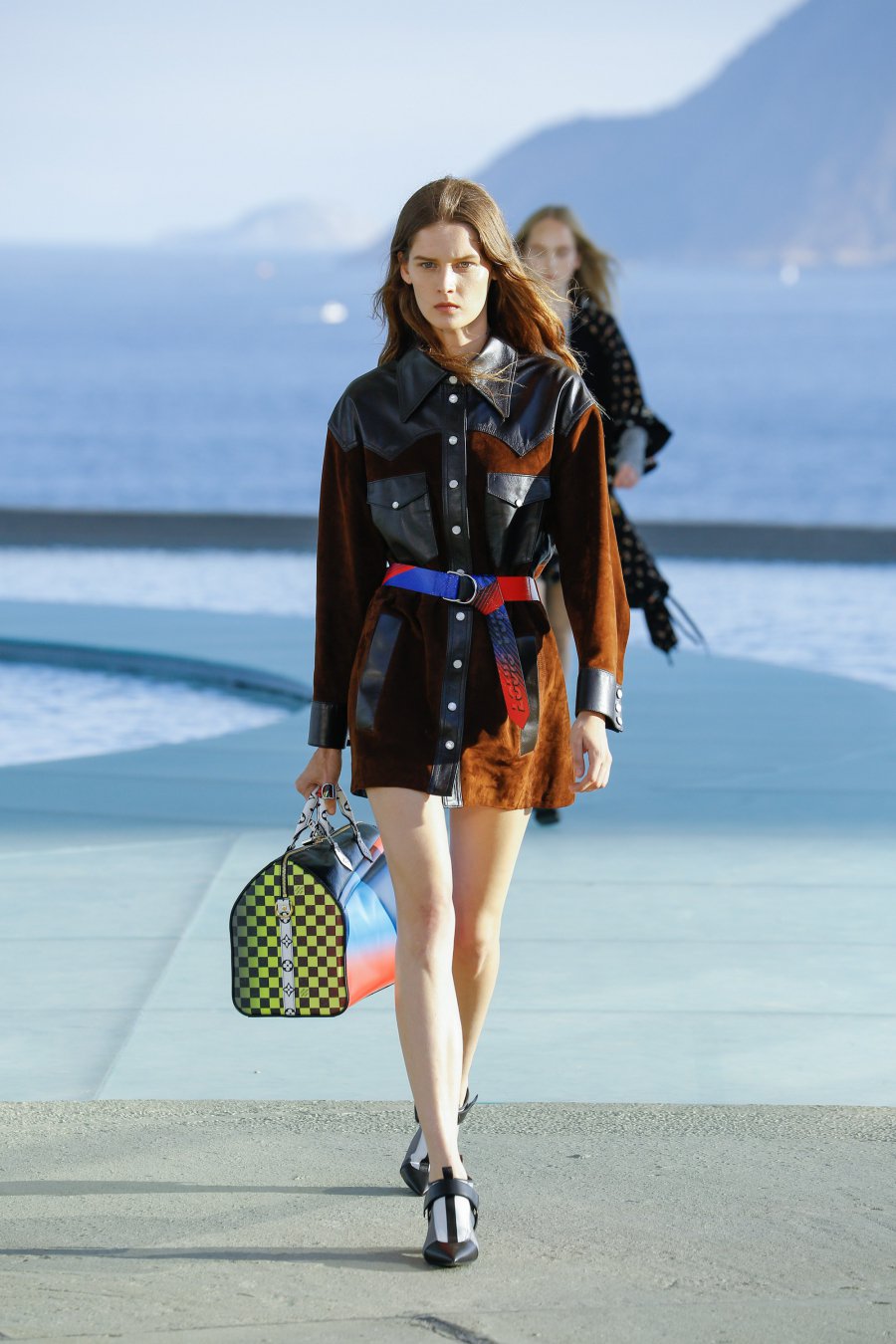 Lélegzetelállító helyszín, 500 vendég, élénk színek - Bemutatták a Louis Vuitton új kollekcióját - DIVAT&STÍLUS - Stílusiskola - divatbemutató, Louis Vuitton, LVCruise, nyári divat, 