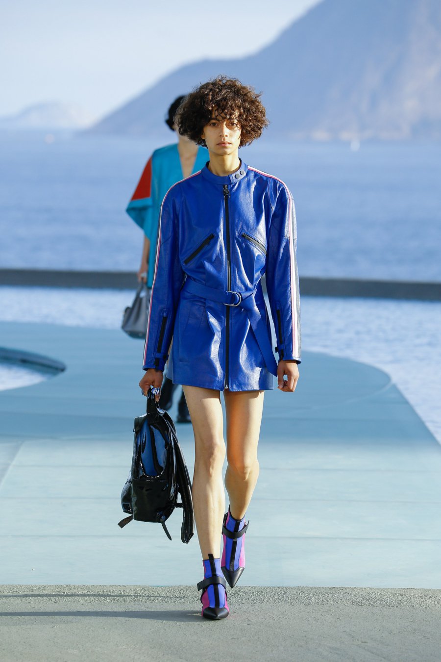 Lélegzetelállító helyszín, 500 vendég, élénk színek - Bemutatták a Louis Vuitton új kollekcióját - DIVAT&STÍLUS - Stílusiskola - divatbemutató, Louis Vuitton, LVCruise, nyári divat, 