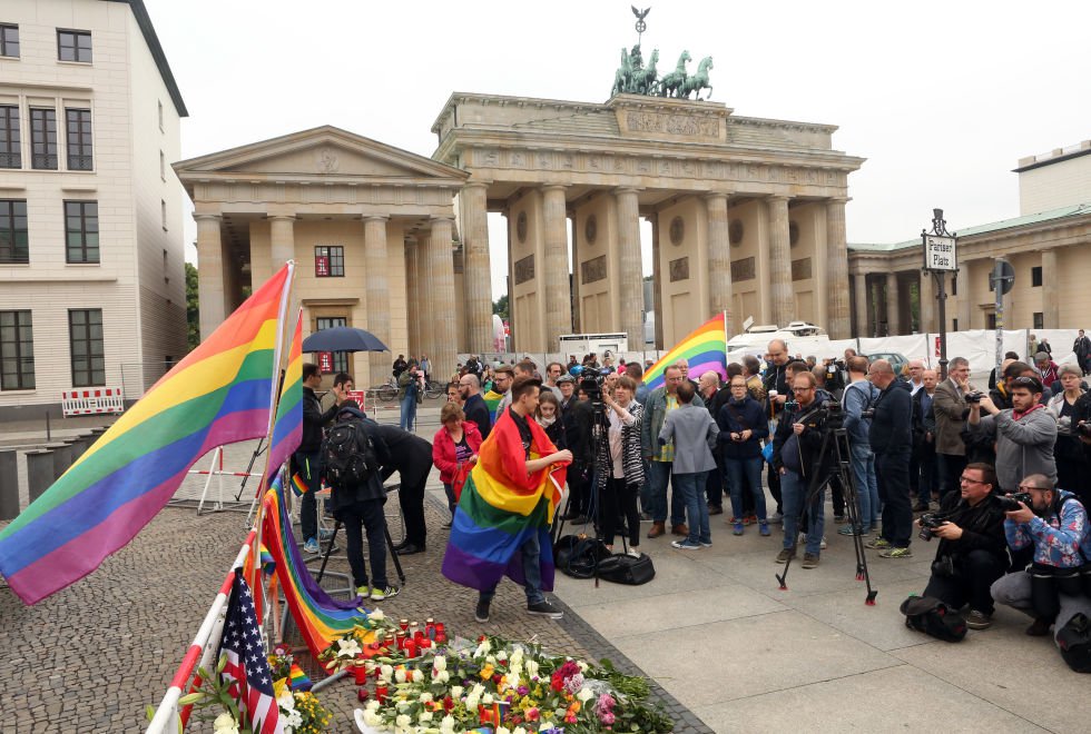 Az orlandói mészárlás emlékére - STYLENEWS - Aktuális - áldozat, franciaország, homofóbia, orlando, orlando lovoldozes, orlando shooting, orlando victims, párizs, terrorizmus, usa, 