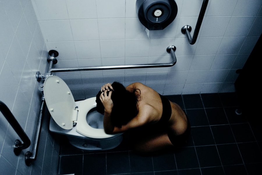 „Hisztérikus módon, addig álltam ott a WC felett, ameddig már mindenem remegett” – Egy bulimiás lány története - KERESD A NŐT  - Lélekhangok - bulimia, étkezési zavarok, júniusra ajánljuk, személyes történet, 