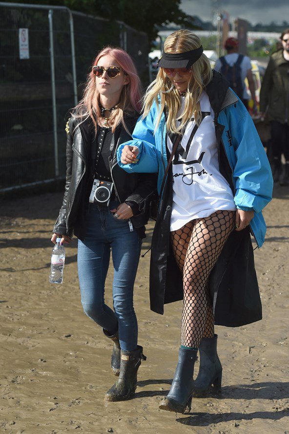 Gumicsizma és kukás kabát - avagy inspirálódj te is a Glastonbury fesztiválból - DIVAT&STÍLUS - Stílusiskola - alexa chung, cara delevingne, fashion, fesztivál 2016, glastonbury, poppy delevingne, 