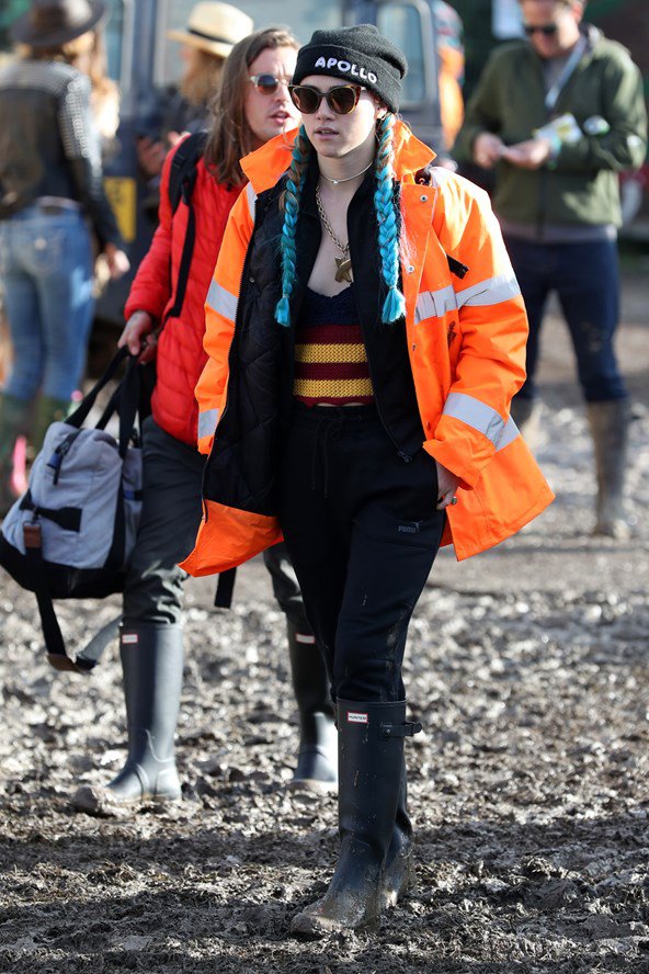 Gumicsizma és kukás kabát - avagy inspirálódj te is a Glastonbury fesztiválból - DIVAT&STÍLUS - Stílusiskola - alexa chung, cara delevingne, fashion, fesztivál 2016, glastonbury, poppy delevingne, 