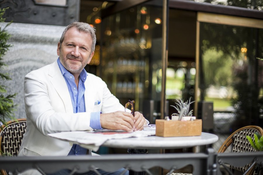 Így öltözik a férfi, ha hibátlanul akar kinézni - Nyári stílustippek Schiffer Miklóstól - DIVAT&STÍLUS - Stílusiskola - schiffer miklós, stílus, wallis, 