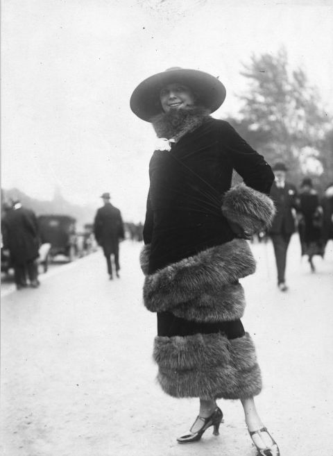 Ezt viselték az emberek, amikor te (meg az anyukád, meg a nagymamád) születtél - DIVAT&STÍLUS - Stílusiskola - divat, divatos ruhák, divatrend, divattervező, nadrágkosztüm, nadrágkosztümök, stílus, streetstyle, trend, 