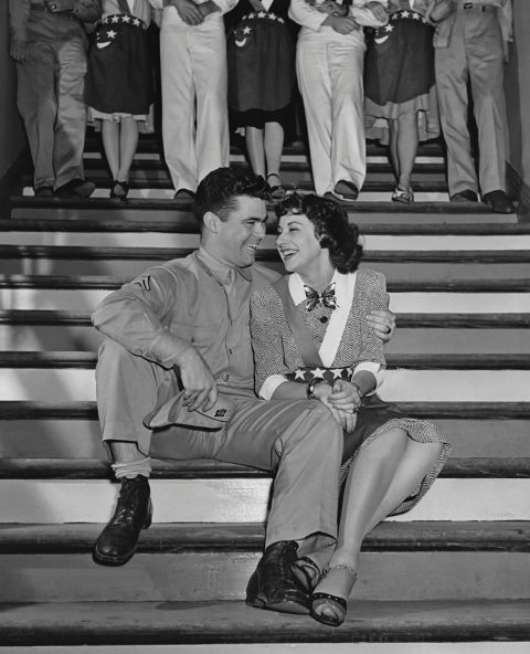 Ezt viselték az emberek, amikor te (meg az anyukád, meg a nagymamád) születtél - DIVAT&STÍLUS - Stílusiskola - divat, divatos ruhák, divatrend, divattervező, nadrágkosztüm, nadrágkosztümök, stílus, streetstyle, trend, 