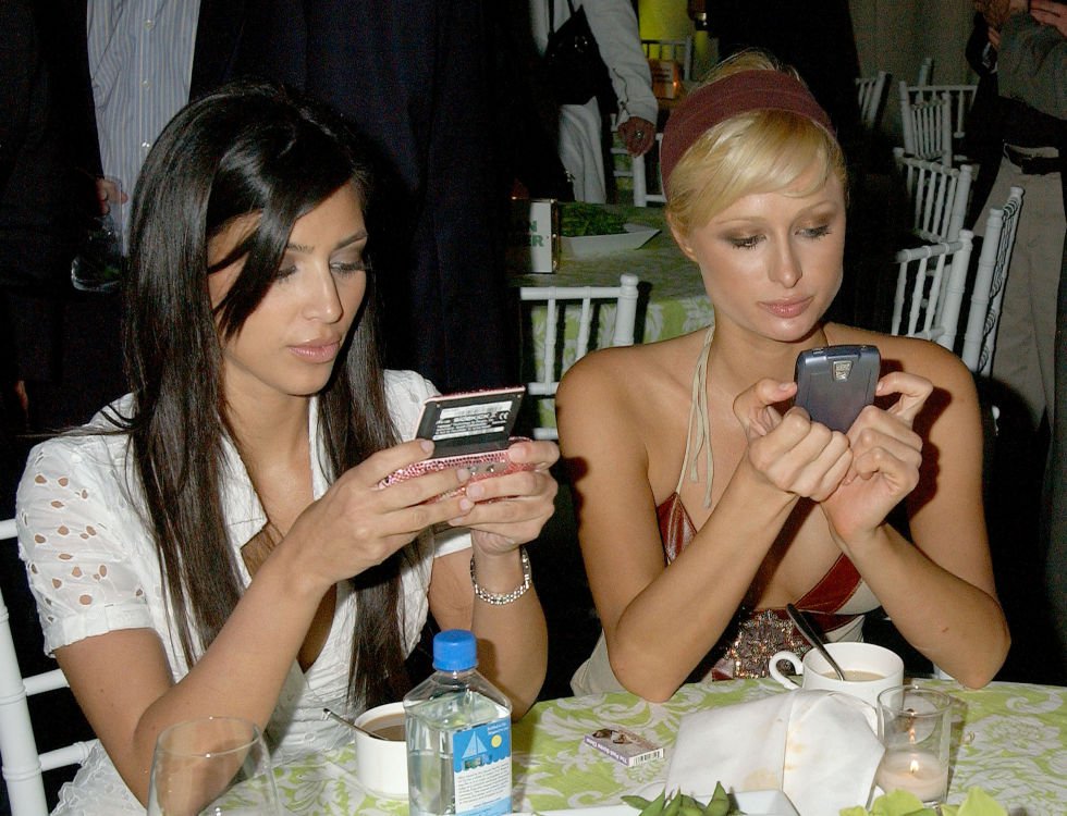 Leporoltunk egy régi stílust - Avagy amikor még az összecsukható telefon volt a menő - Celebrity -  - celebrity, celebrity gossip, celebrity news, divat, kim kardashian, stílus, tech, telefon, 