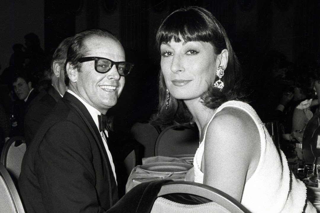 Az Addams Family Morticiája - Anjelica Houston 65 éves - Celebrity -  - addams family, anjelica huston, jack nicholson, morticia addams, 