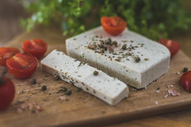 Isteni vegán sajt recept + videó - STYLELIFE - Gasztronómia - friss receptek, gasztronómia, rimóczi zsófia, sajt, vegán, vegán sajt, 