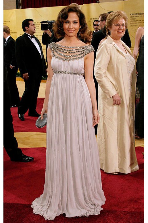 47 fotó a ma 47 éves Jennifer Lopez lehengerlő stílusáról - DIVAT&STÍLUS - Celebrity - chanel, grammy, grammy 2016, grammy awards, grammy díj, jennifer lopez, oscar gála, stílus, versace, zuhair murad, 