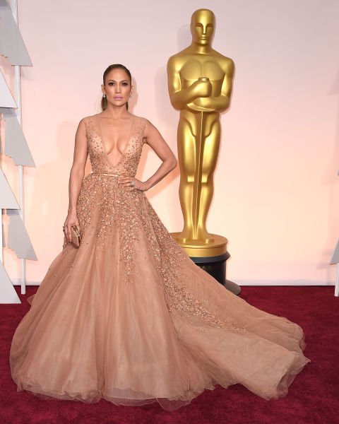 47 fotó a ma 47 éves Jennifer Lopez lehengerlő stílusáról - DIVAT&STÍLUS - Celebrity - chanel, grammy, grammy 2016, grammy awards, grammy díj, jennifer lopez, oscar gála, stílus, versace, zuhair murad, 