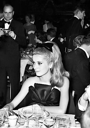 Catherine Deneuve, a klasszikus szépség - DIVAT&STÍLUS - Celebrity - Catherine Deneuve, elegancia, stílus, 