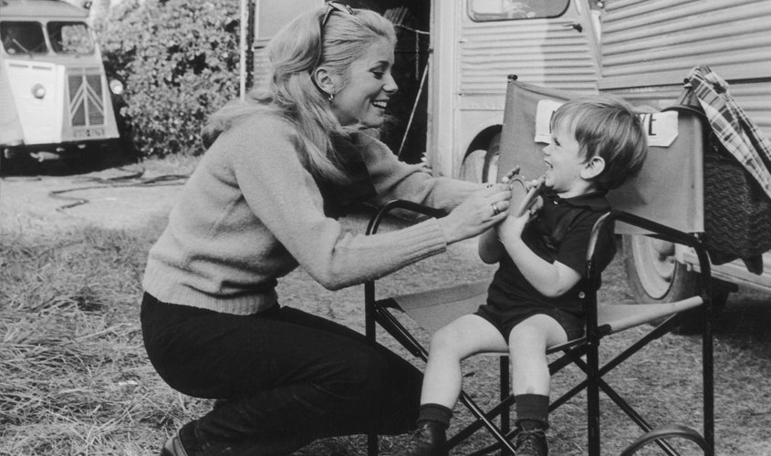 Catherine Deneuve, a klasszikus szépség - DIVAT&STÍLUS - Celebrity - Catherine Deneuve, elegancia, stílus, 