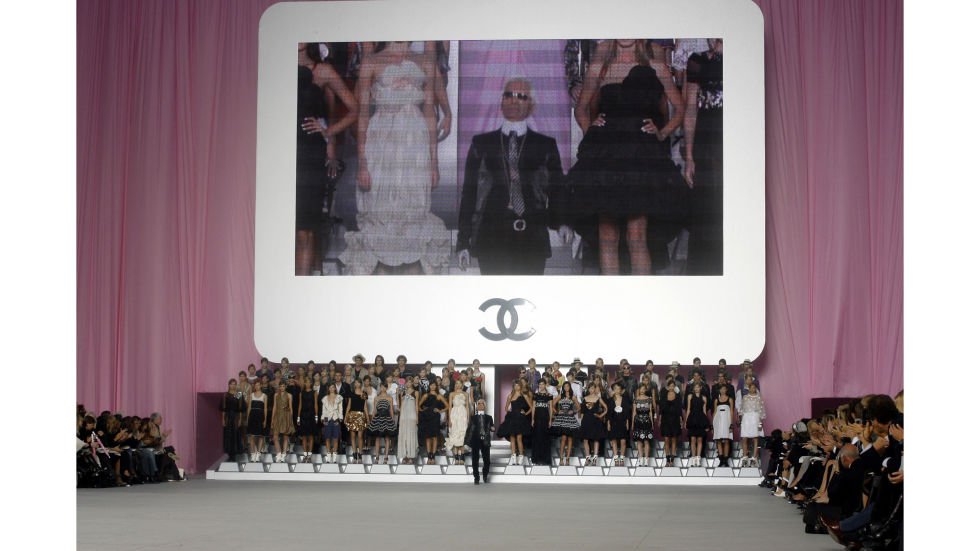 40 felejthetetlen Chanel-pillanat - 133 éve született Coco Chanel - Stílusiskola -  - chanel, coco chanel, couture, karl lagerfeld, ready to wear, 