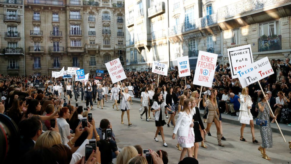 40 felejthetetlen Chanel-pillanat - 133 éve született Coco Chanel - Stílusiskola -  - chanel, coco chanel, couture, karl lagerfeld, ready to wear, 