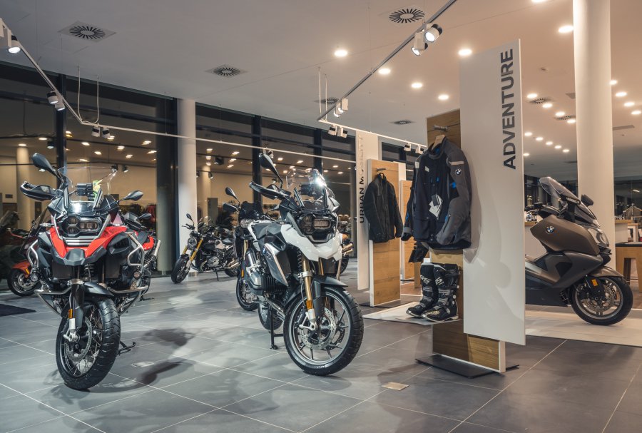 Környezettudatos márkakereskedést nyitott a Wallis - Rendezvények -  - BMW, megnyitó, szalon, wallis, 